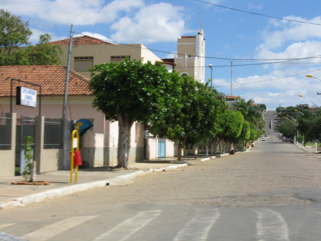 Rua de acesso à Igreja Católica by Flavio  Otone