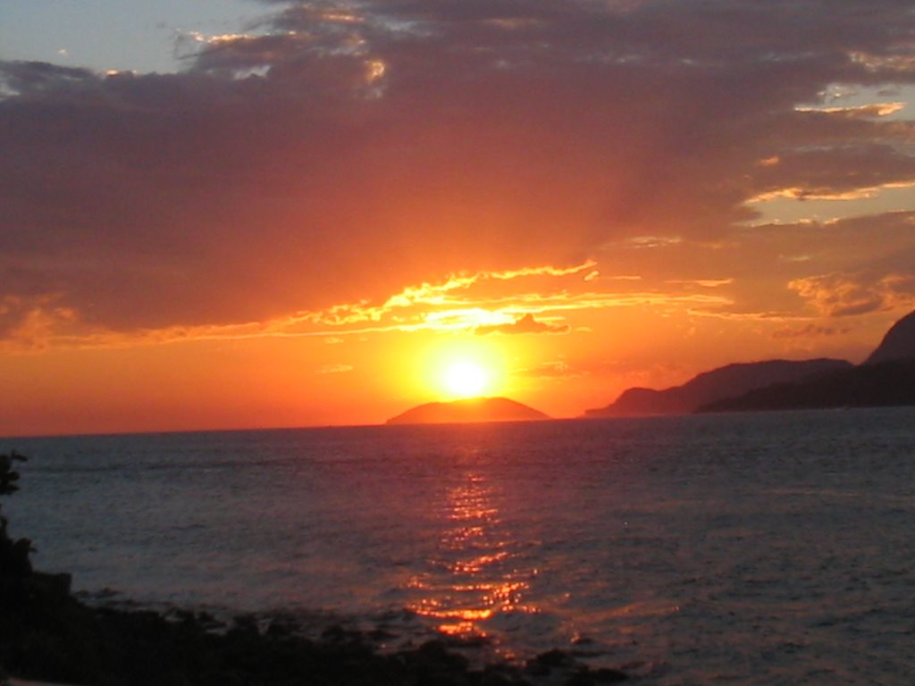 Pôr do Sol em Ilhabela (avistando São Sebastião) by Tiago TC