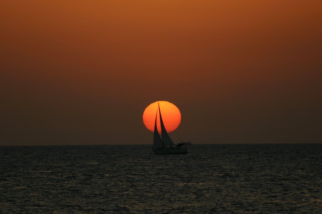 Puesta del sol desde el café del Mar by Guillermo Valera Lat…