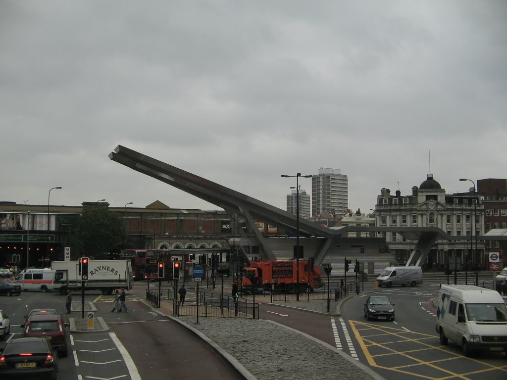 Vauxhall Station by Hederaldo Araújo