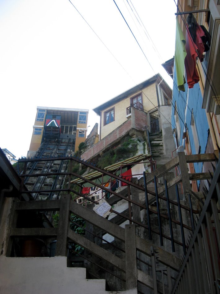 Ascensor Reina Victoria - Valparaíso by Alberto Rojas