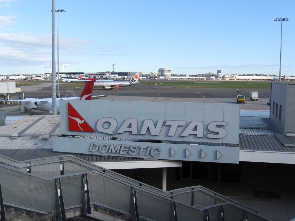 Sydney Airport by Miguel Rana