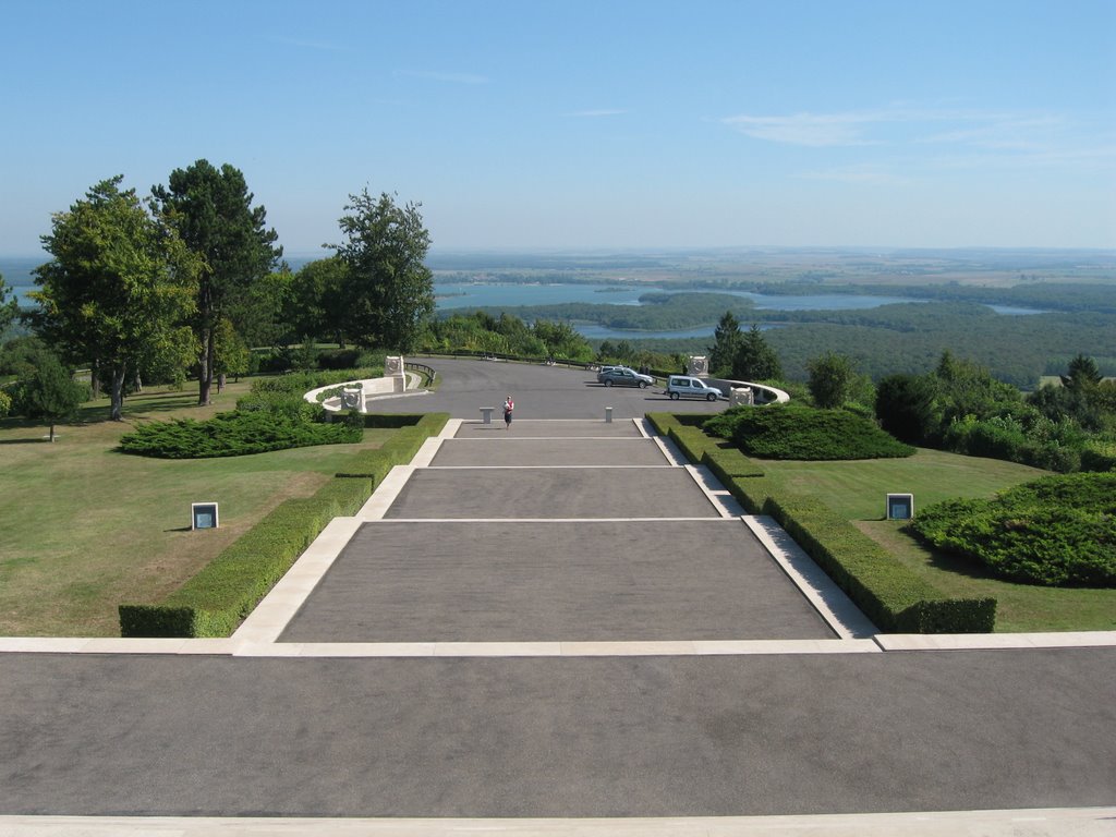 Butte de Montsec: esplanade vue du mémorial américain by jimbal