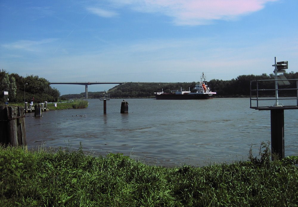 Hohenhörn, Blick vom Fähranleger zur Autobahnbrücke by Yarkssen