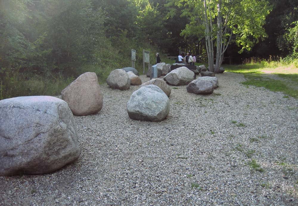 Steingarten in den Liether Kalkgrube - die Steine sind durch die Eiszeit von Schweden nach Schleswig-Holstein befördert worden! by Yarkssen