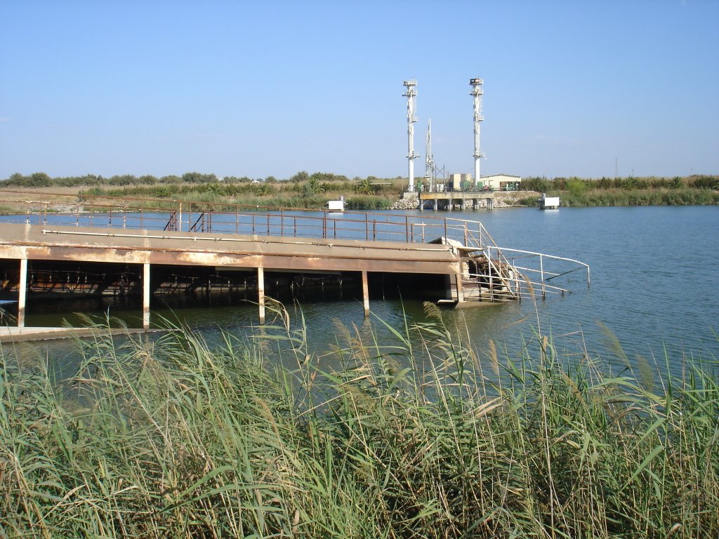 Barco hundido y muelle repsol de fondo by Anaisso