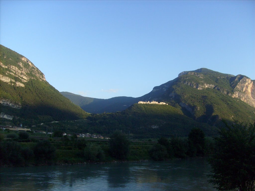 Castel Beseno dalla ciclabile by adolzan