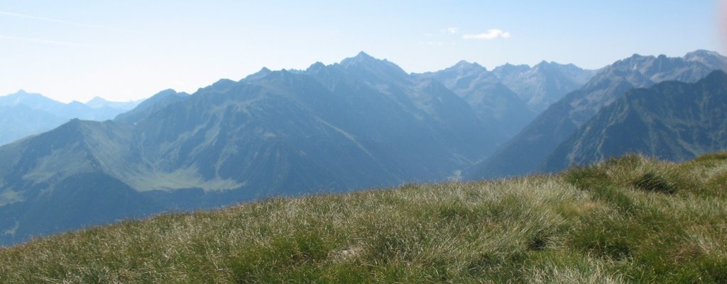 Panorama sur le Massif d' Ardiden - Vue du col de Contente - Août 2009. by CloPontduch