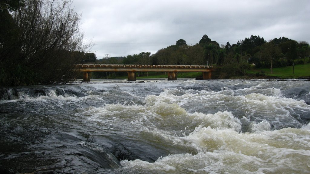 Força das águas do Jordão, o maior rio Guarapuavano by Loivinho França