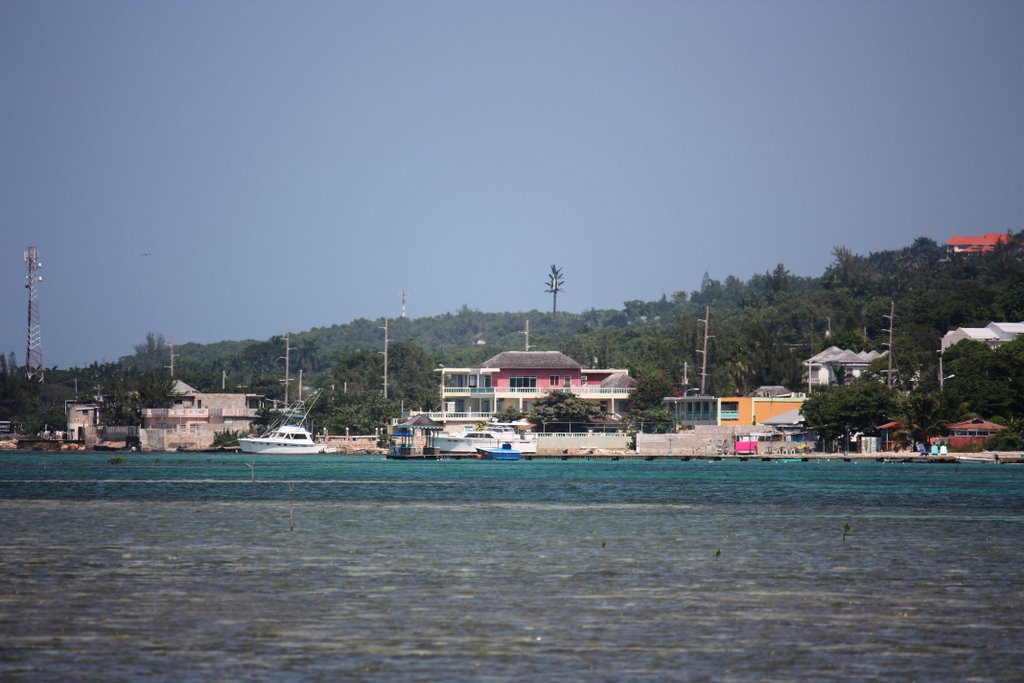 From the Sandals Cay Island sight. by Roberto Lam