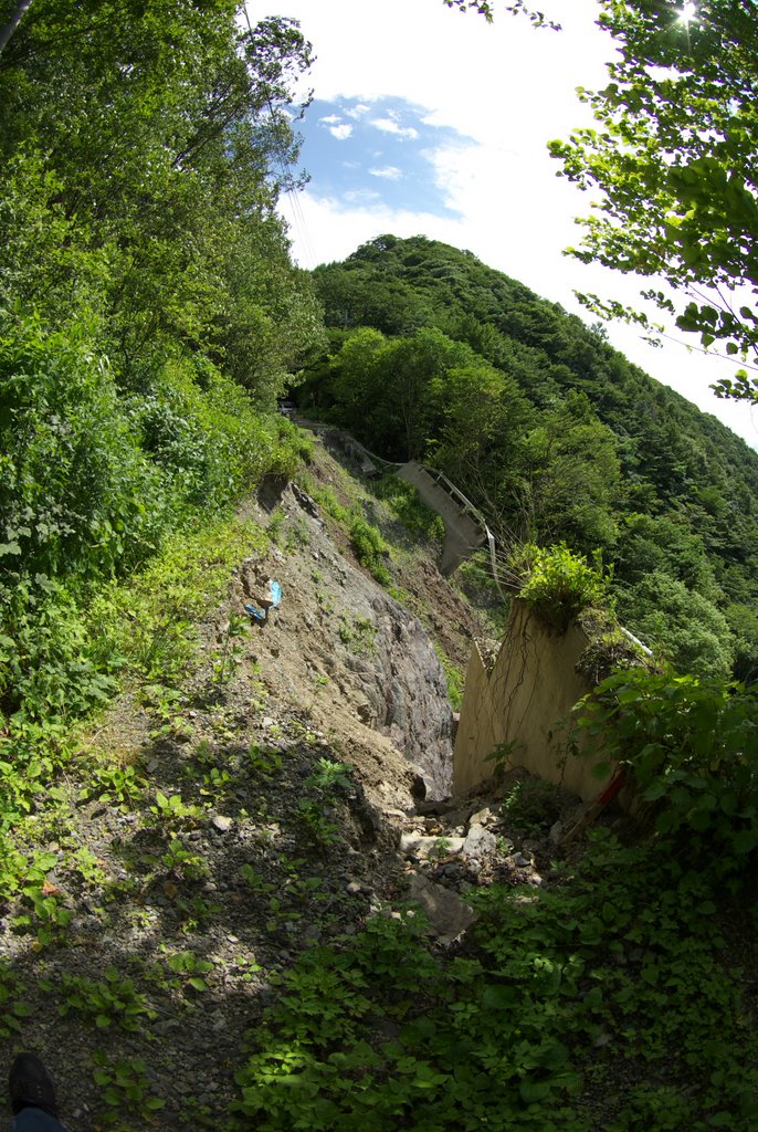 御荷鉾林道 八倉峠付近 道路崩落 2009.7.13撮影 by wata_masa