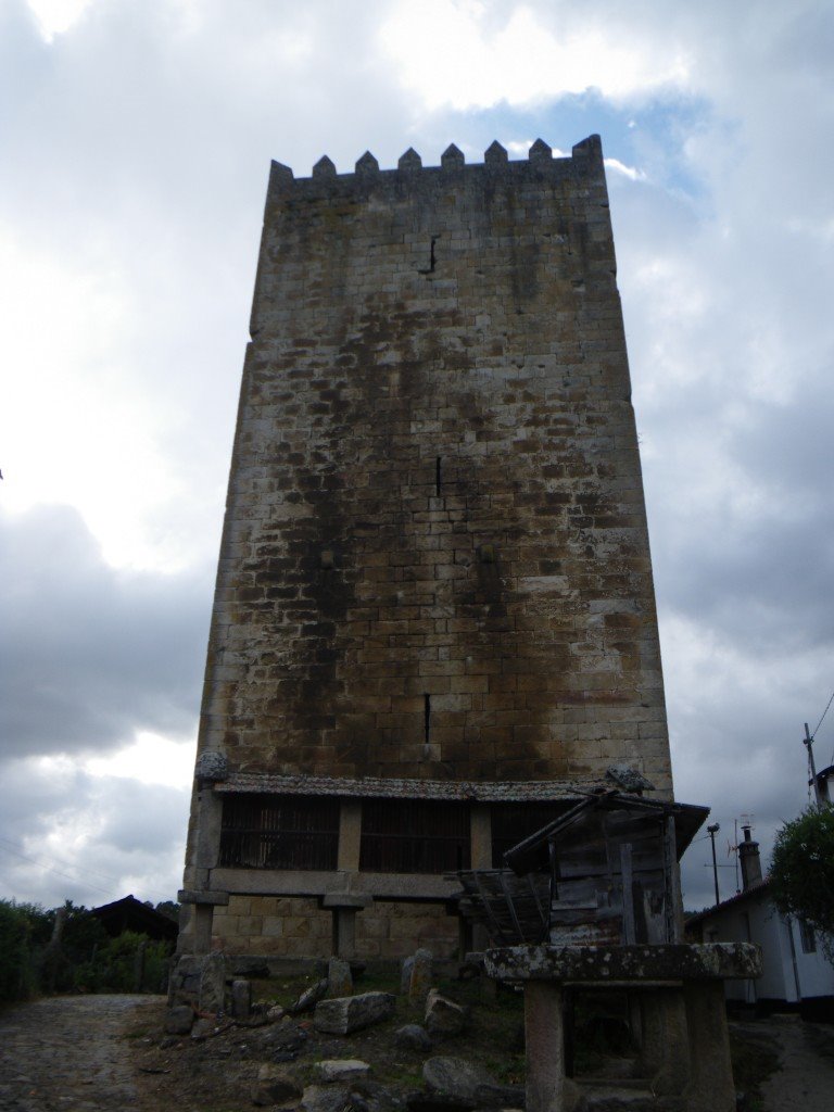 Torre de Lapela y hórreos by edoarado