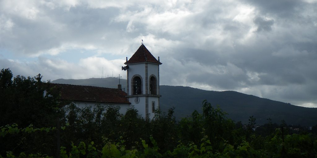 Iglesia de Lapela con el Monte Faro al fondo by edoarado