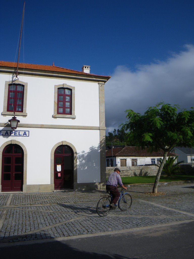 Ciclista en la estación de Lapela by edoarado