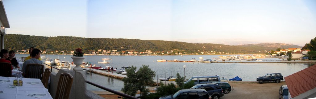 Supetarska, Panoramablick vom Restaurant "Royal" in die Bucht, Abendstimmung, 12.08.2004 by Highway-Cop