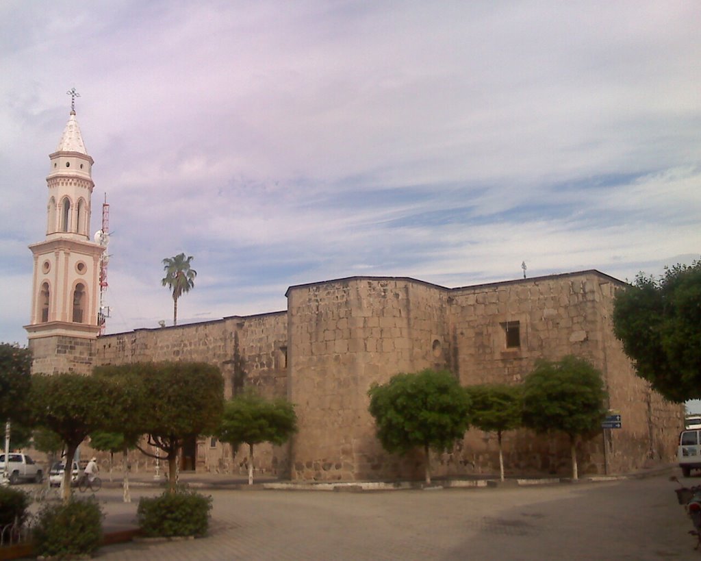 Templo Del Sagrado Corazon De Jesús Desde La Entrada Del Palacio by VAAM