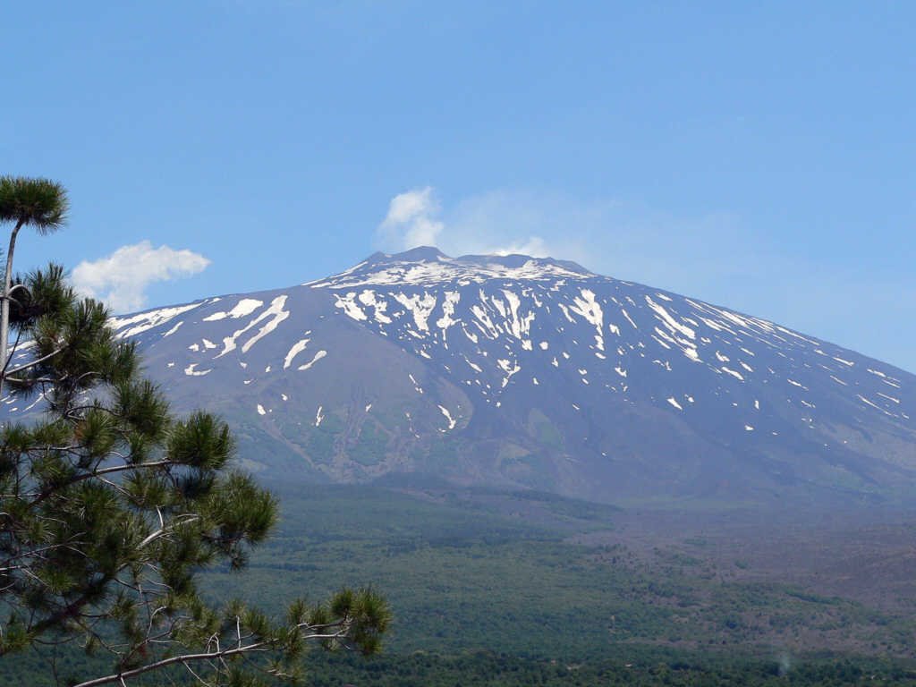 Italie, Sicile, l'Etna vu de loin sur la route de Nicosia by Roger-11