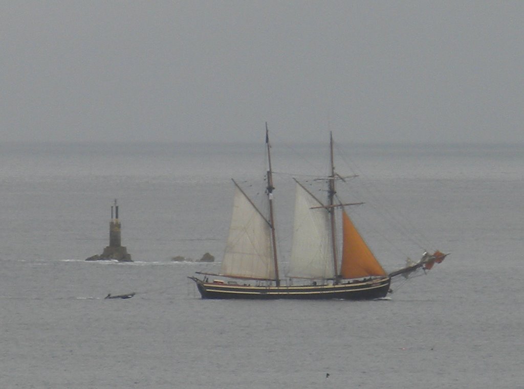 Au large de la Plage de Trestrignel by jp30