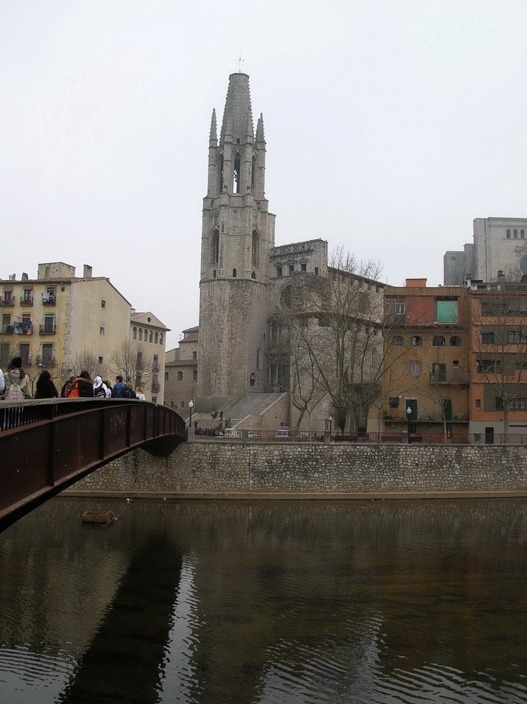 La chiesa vista dall'altra parte del fiume, Girona, Spagna (Espana, Spain) by Danilo Pianini