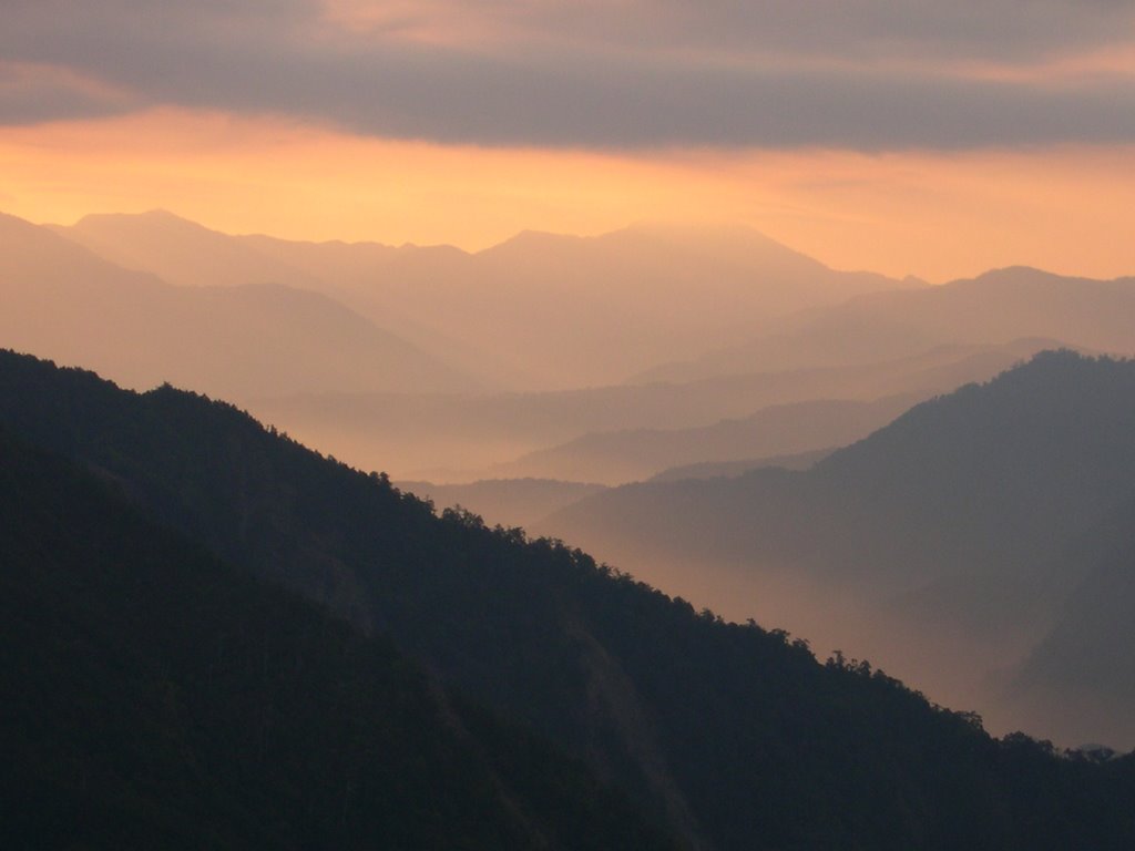 日出時的光影 大雪山 The Golden Range of Mountains by 林傑安(Enson)