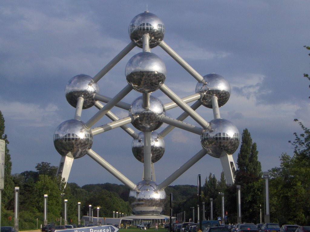 Atomium by Luca Onesti