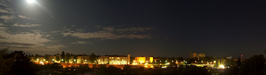 Berlin-Halensee: Vollmond am 4.September 2009 gegen 0 Uhr 15, Blick zur Friedrichsruher Straße in Berlin-Grunewald by dudeyberlin