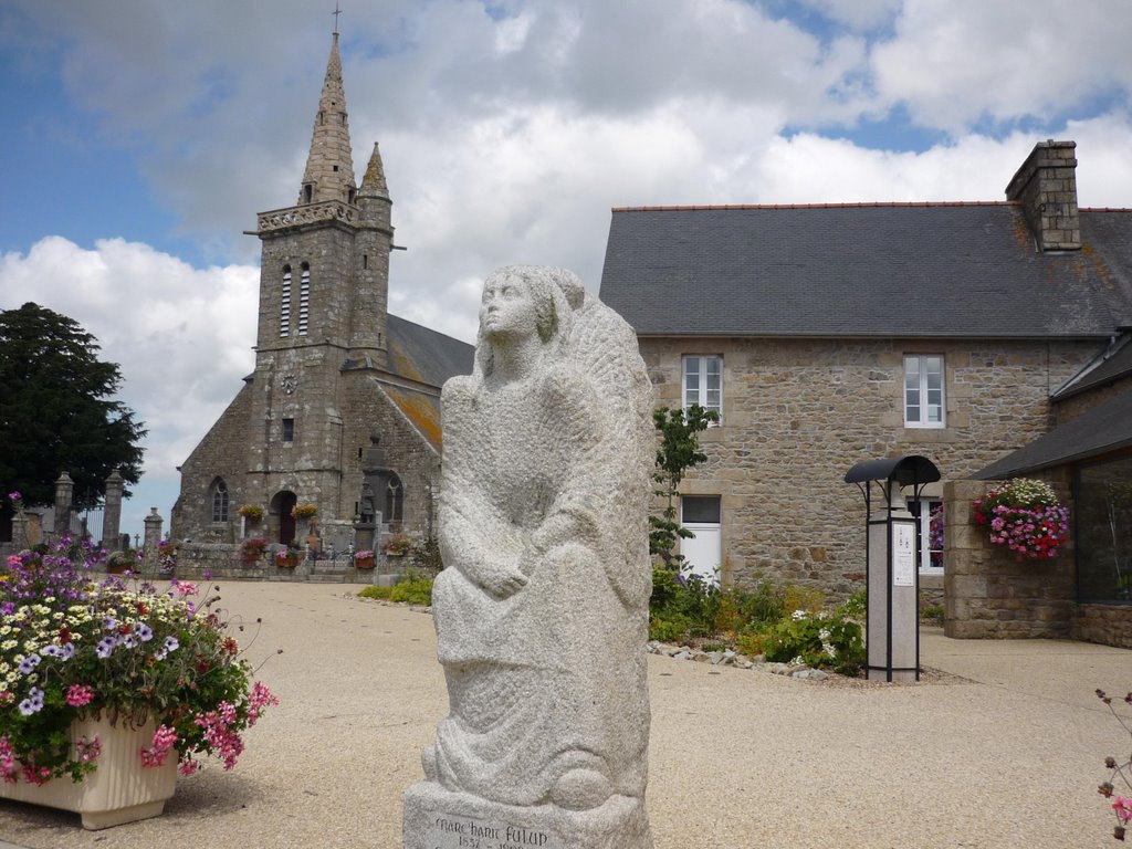 La Statue de Marcharit Fulup près de l' Eglise de Pluzunet dans les Côtes d'Armor en Bretagne. by crechargant