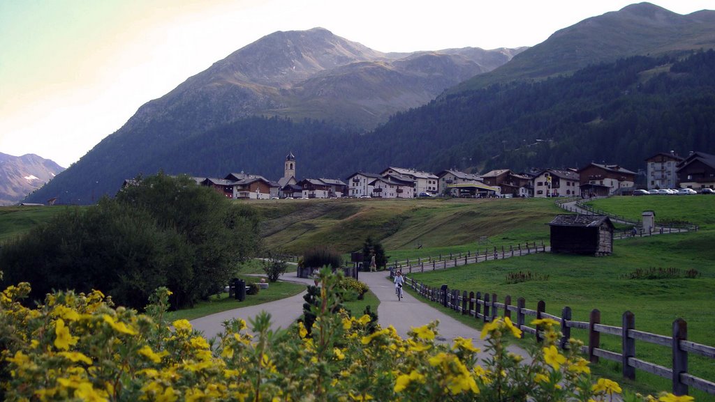 Livigno (SO) - Scendono le prime ombre della sera by Giancarlo Ticozzi