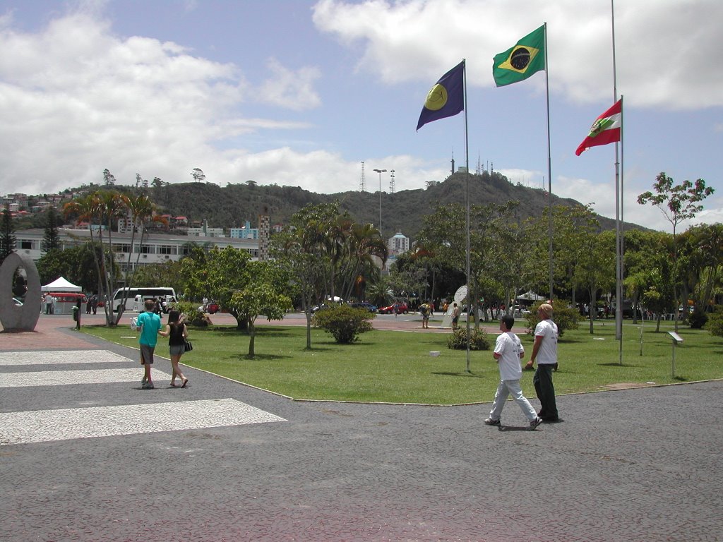 Campus da UFSC, frente à reitoria by Maurício Tussi