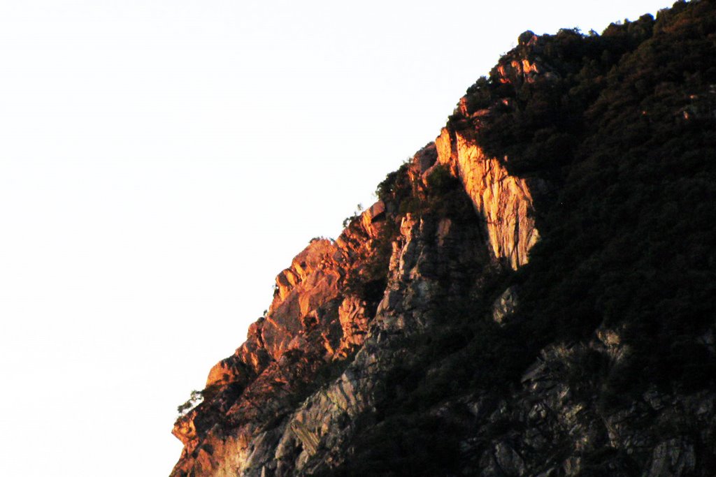 Rocce della Cava sopra Feriolo da Ipercoop di Gravellona Toce (5-9-2009, ore 7,03) by Marco Carnelli