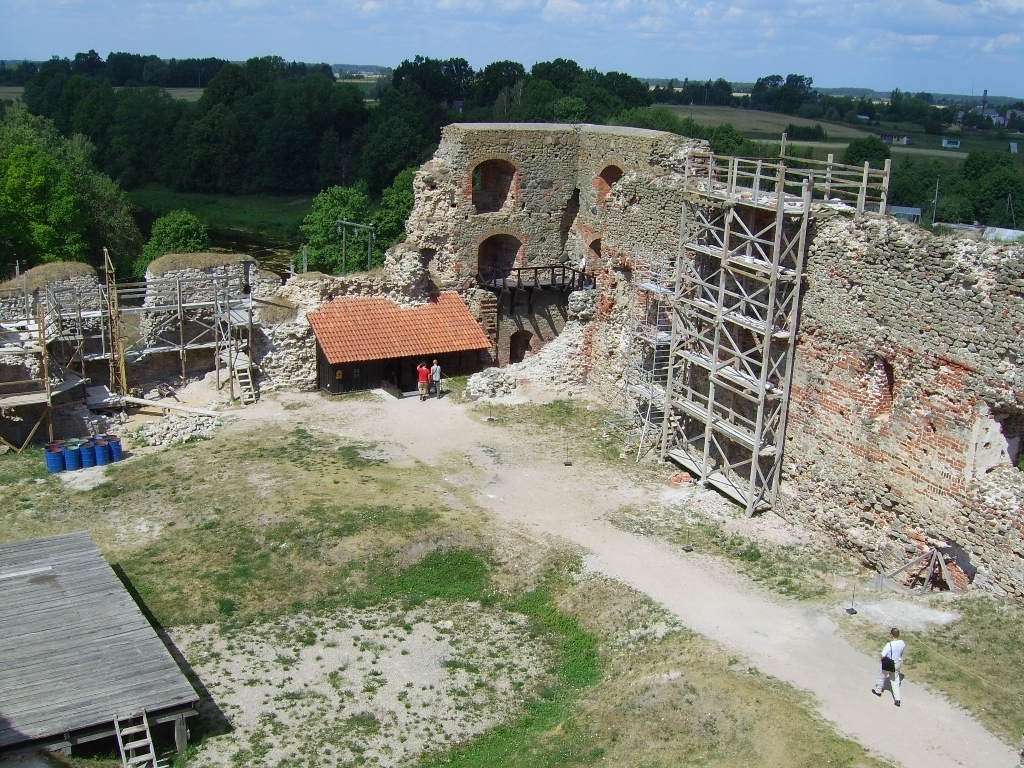 Bauska castle ruins by Leante