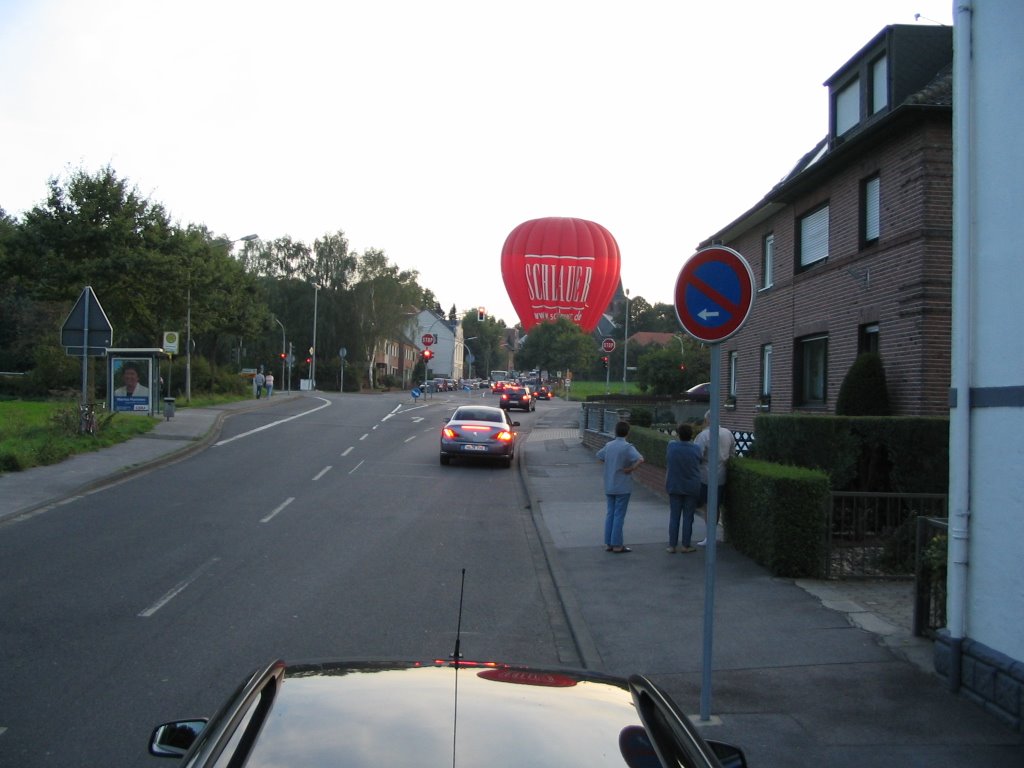 Ungeplante Ballonlandung auf der Kirchwiese der Pfarrkirche St.Helena in Viersen Helenabrunn by Olix