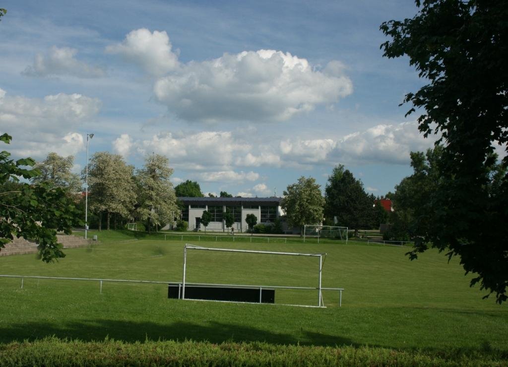 Sportplatz und Mehrzweckhalle by Tobias Laible