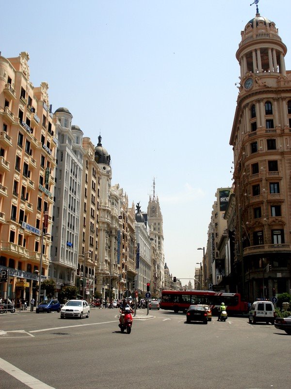 Gran Via by Leandro Pennella