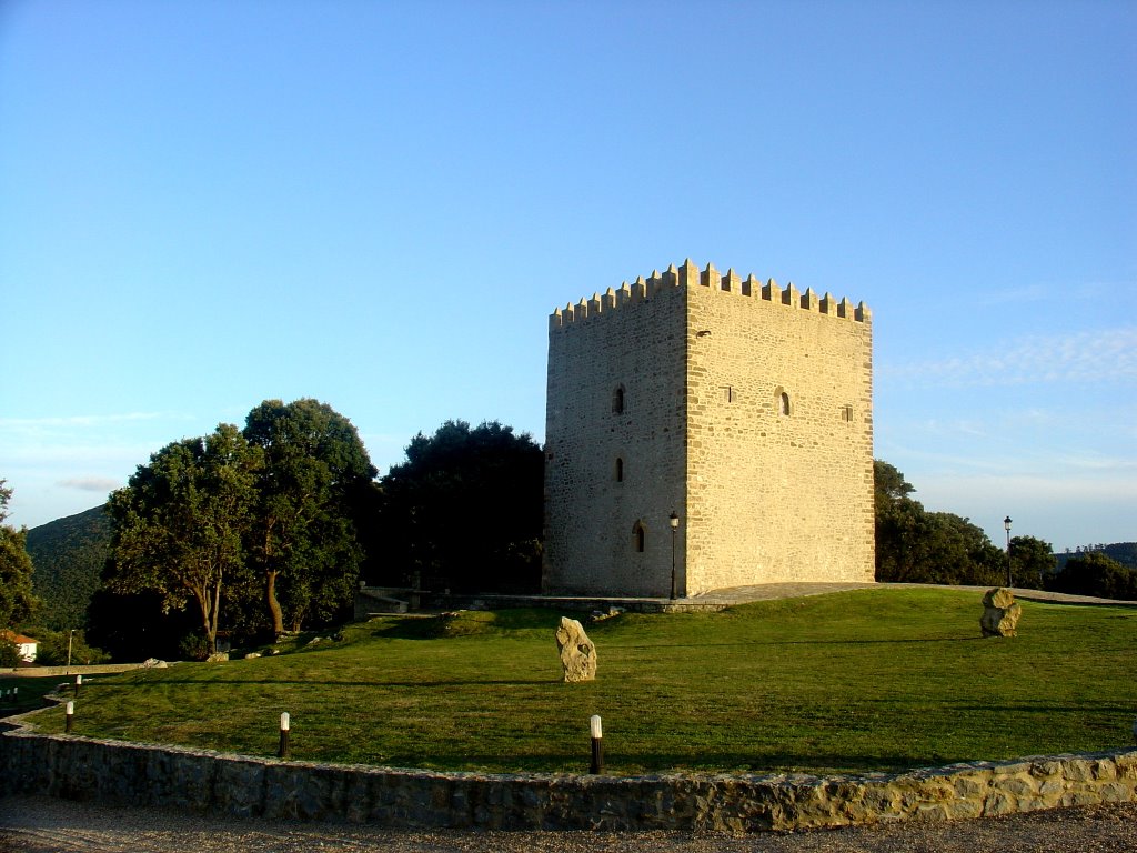 UNA DE LAS CASAS-TORRE MEDIEVALES DEL BONITO PUEBLO DE ISLA (Arnuero) by SUAVIA/Miguel 1