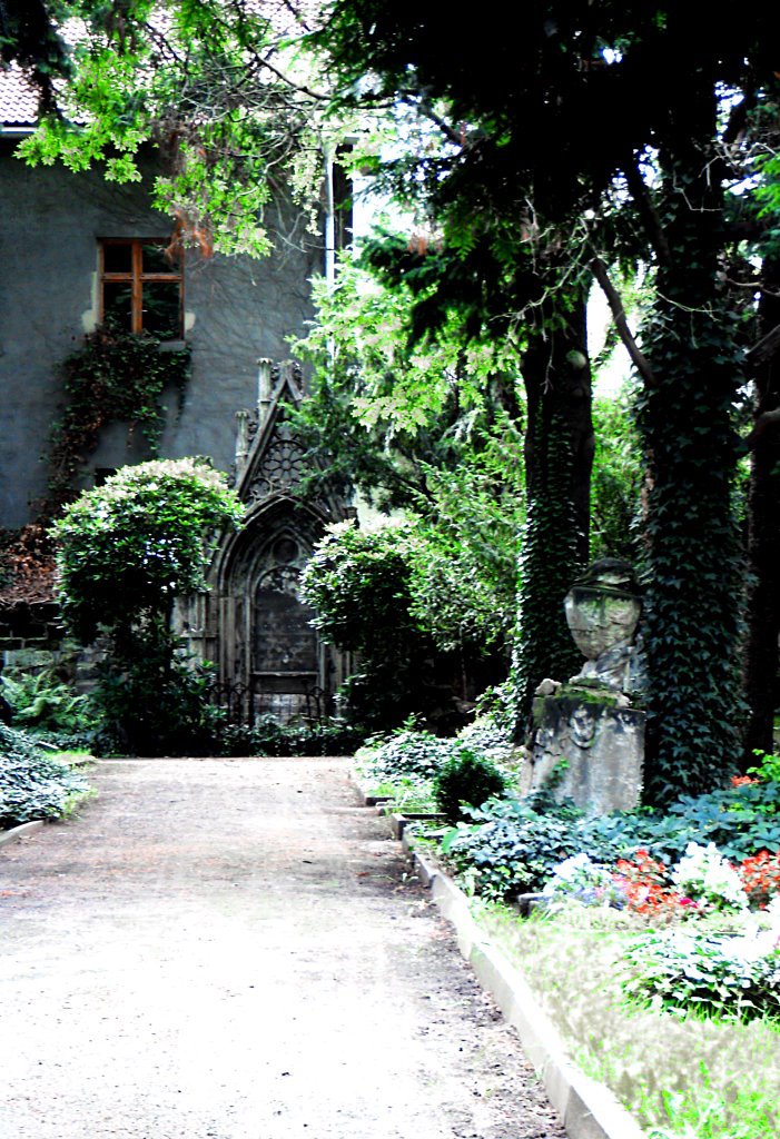 Auf dem Friedhof in Dresden-Neustadt by rucksackkruemel