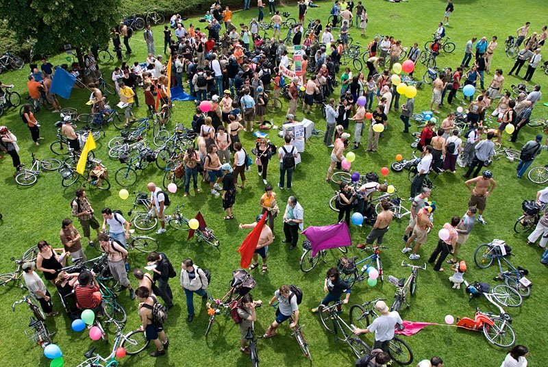 Manifestation cyclo-nudiste : préparation by Tin Image