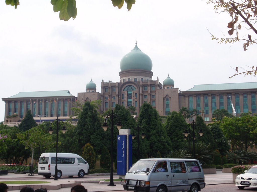 PUSAT PENTADBIRAN PUTRAJAYA by mohd salim yunus