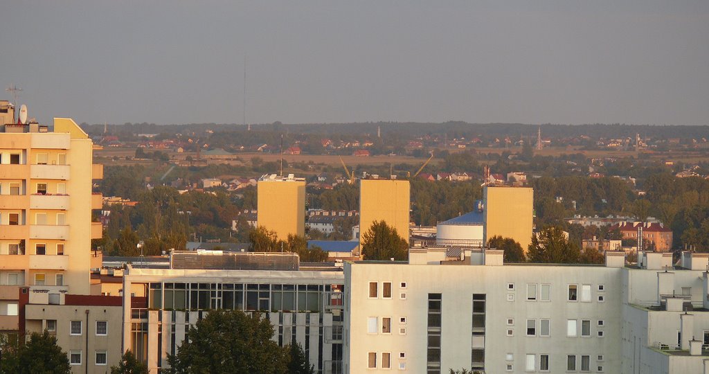 Na horyzoncie maszt przekaźnika w Piaskach... by Tomasz Z. Zugaj