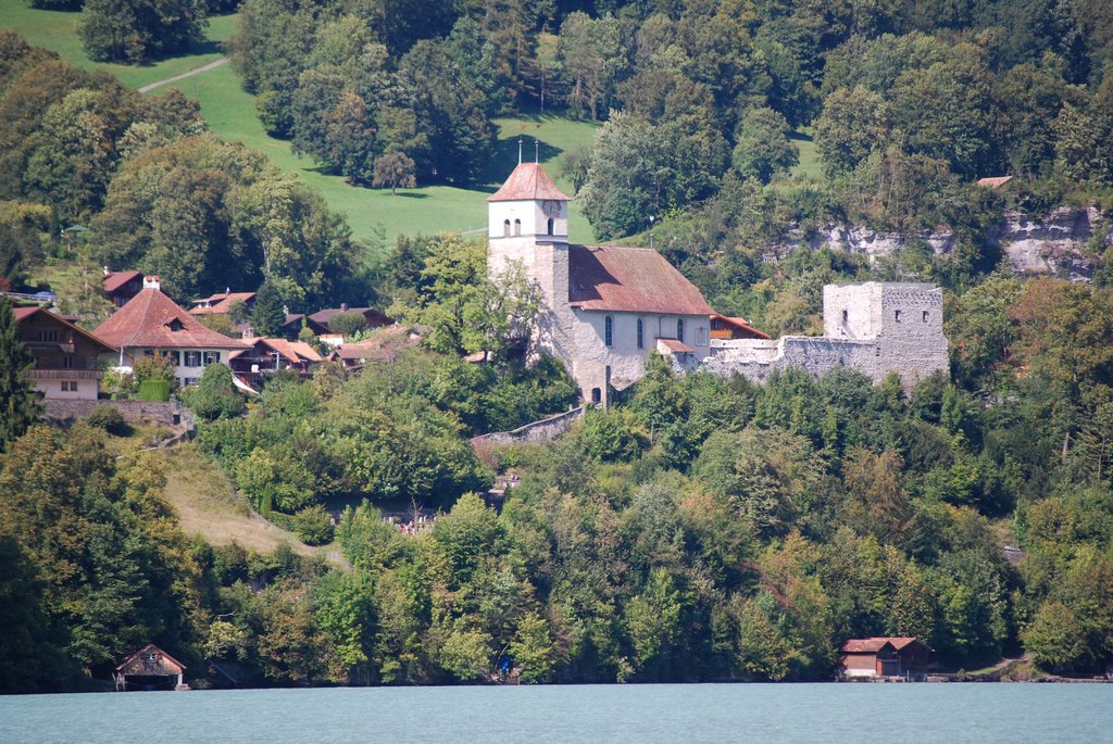 Ringgenberg am Brienzersee, Kirche in der Burgruine, links das Pfarrhaus by kurt.fotosuisse