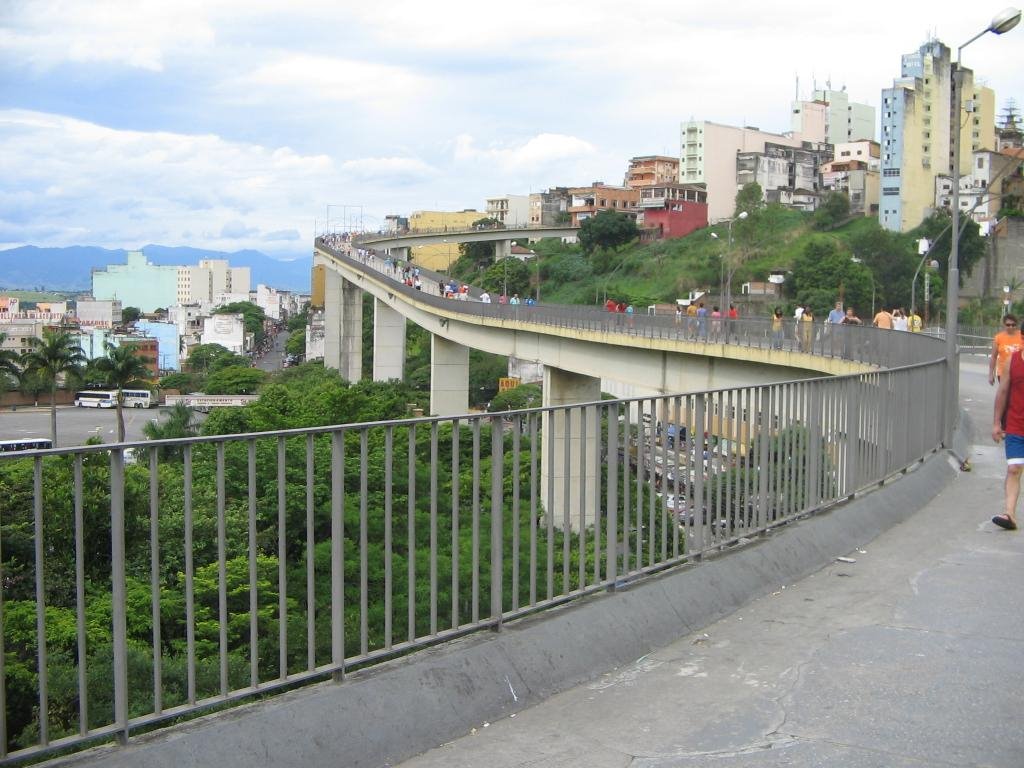 Vista da passarela em direção ao centro. by O Paisagista