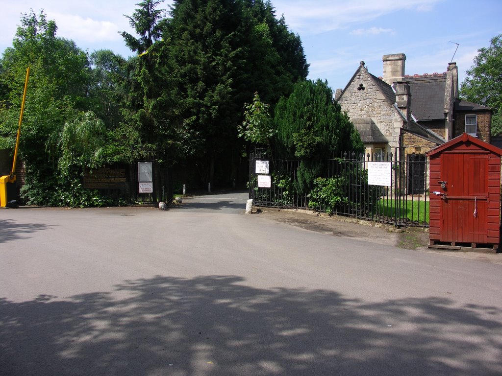 Entrance to St Mary's RC Cemetery May 2007 by Itunes Brian