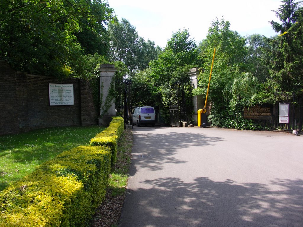 Entrance to Kensal Green Cemetery May 2007 by Itunes Brian