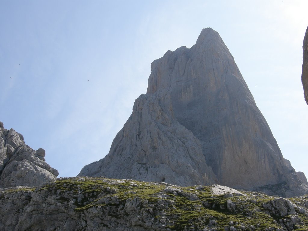 Picu Urriellu. ( El Naranjo de Bulnes ). CABRALES. by Fernando Fernandez Justiniano