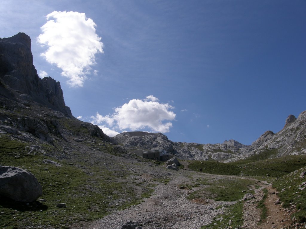 Refugio de Juan Delgado Ubeda en la Vega de Urriellu. CABRALES. by Fernando Fernandez Justiniano