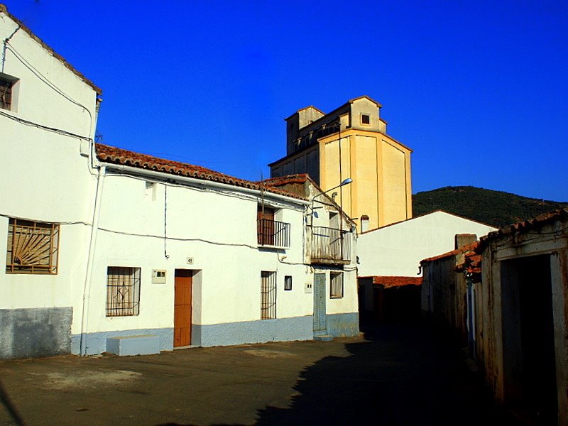 Vista del silo desde la calle Amante by julian villares