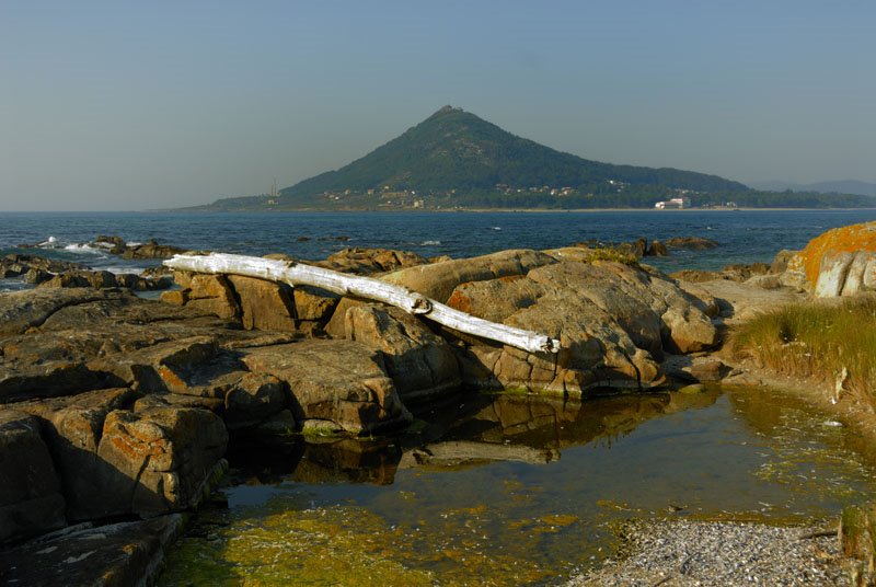 Caminha: Isla del fuerte militar "Forte da Insua" en la desembocadura del río Minho / Miño al fondo la montaña de Santa Tegra / Tecla en suelo español by www.iberimage.com