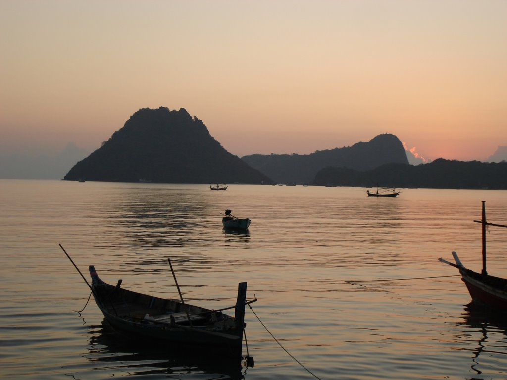 Ao Prachuap Bay, Amphoe Muang, Prachuap Kiri Khan, Thailand [2006] by prachuap-discovery.com