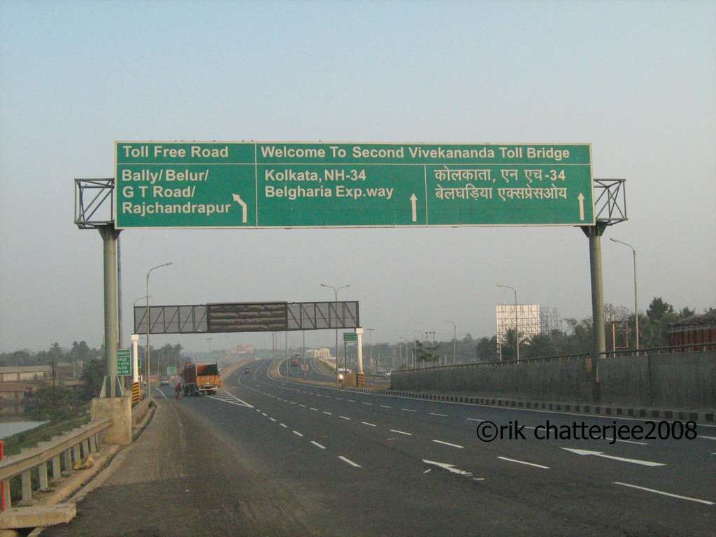 EXPRESSWAY NEAR RAJCHANDRAPUR TOLL PLAZA by RIK CHATTERJEE