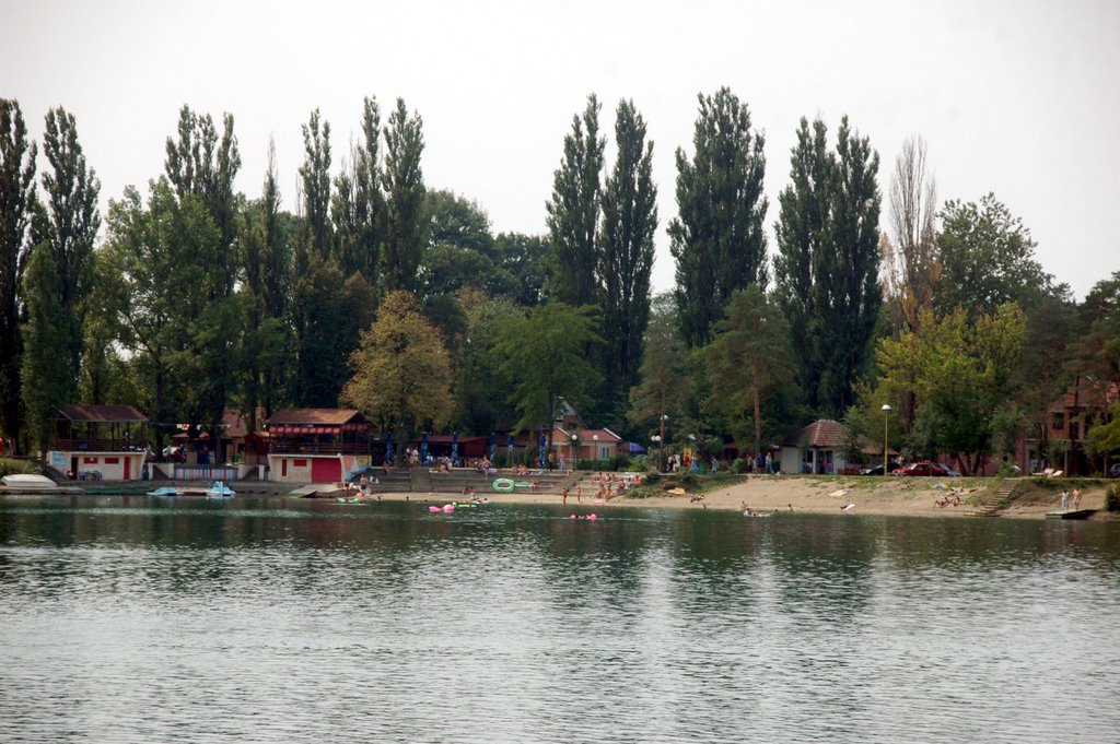 Plaza i kafanice na jezeru u Beloj Crkvi by Teča sa Dunava